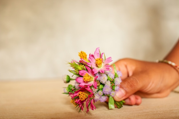 Asiatischer Mädchen-Griff-Miniblumen-Blumenstrauß