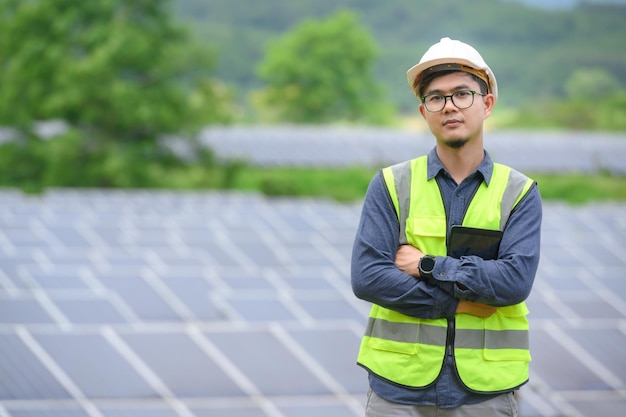 Asiatischer männlicher Ingenieur Arbeiten Sie mit Sonnenkollektoren und installieren Sie Sonnenkollektoren in Photovoltaik-Kraftwerken, die an industrieller Solarenergiespeicherung arbeiten