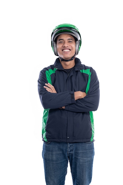 Asiatischer männlicher Motorradfahrer mit Uniform lokalisiert über weißem Hintergrund