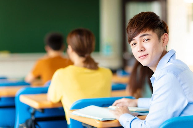 Asiatischer männlicher Student im Klassenzimmer