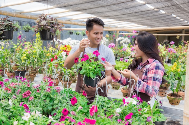 Asiatischer männlicher und weiblicher Florist