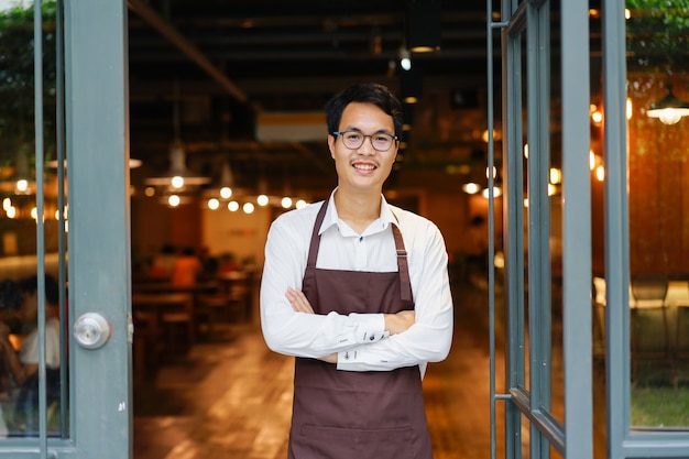 asiatischer Mann Barista stand im Coffee Cafe Shop