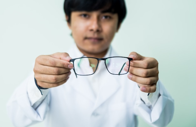 Asiatischer Mann, der eine Brille vergoldet