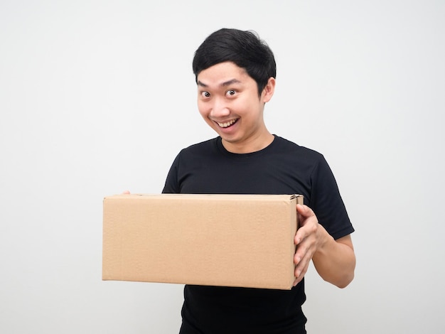 Asiatischer Mann, der sich mit Paketkasten in der Hand glücklich fühlt
