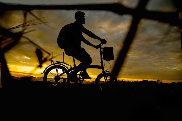 Asiatischer Mann fährt morgens Fahrrad.