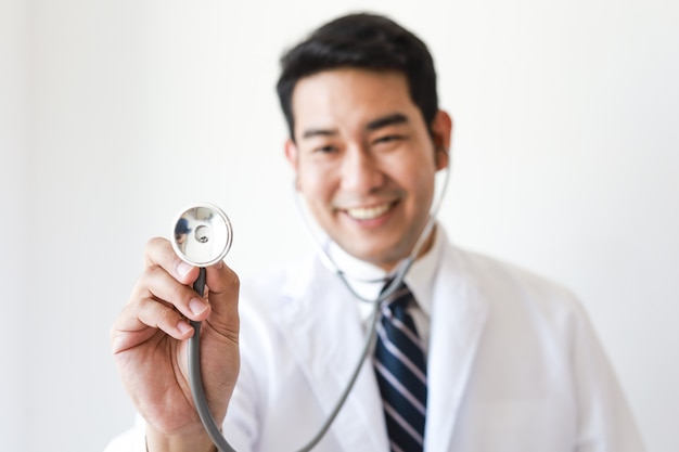 Asiatischer Mann in Doktoruniform mit Stethoskop