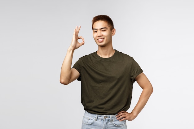 Asiatischer Mann in einem schwarzen T-Shirt