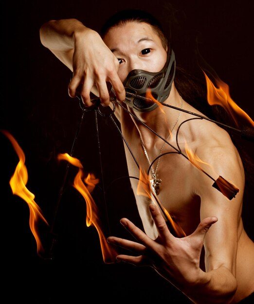 Asiatischer Mann mit Feuershow