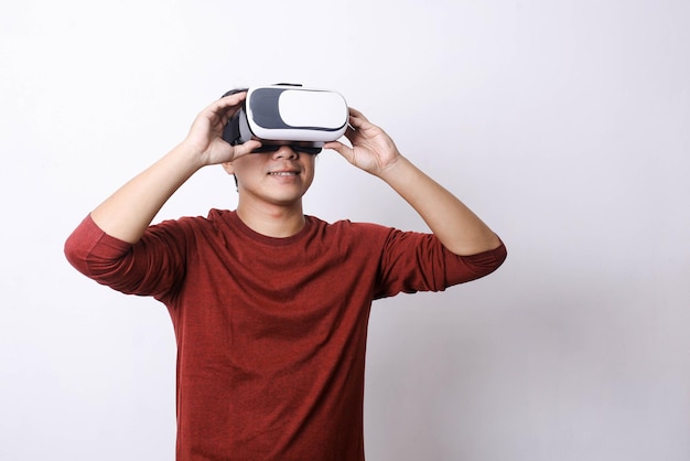 Asiatischer Mann mit Virtual Reality