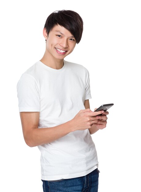 Asiatischer Mann nutzt das Handy