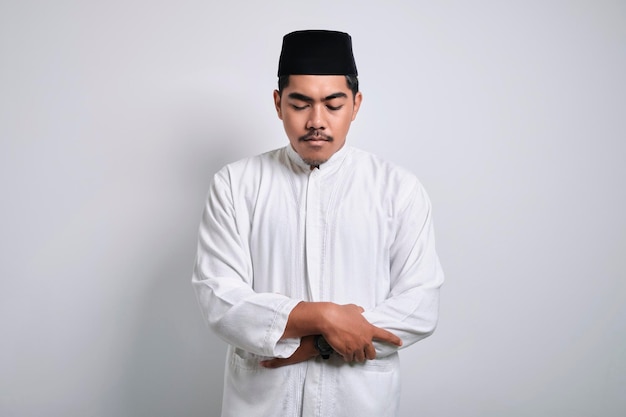 Foto asiatischer muslimischer mann, der zu gott oder shalat betet