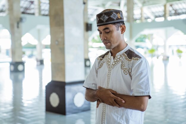 Asiatischer muslimischer Mann takbir solat in der Moschee