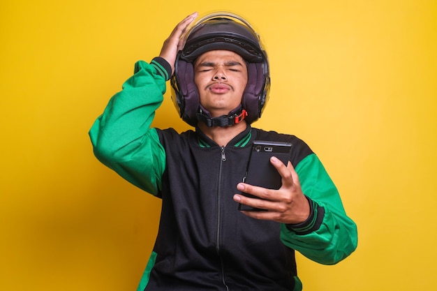Asiatischer Online-Taxifahrer und Motorradmann fühlen sich gestresst und versagt, während er sein Smartphone-ISO überprüft
