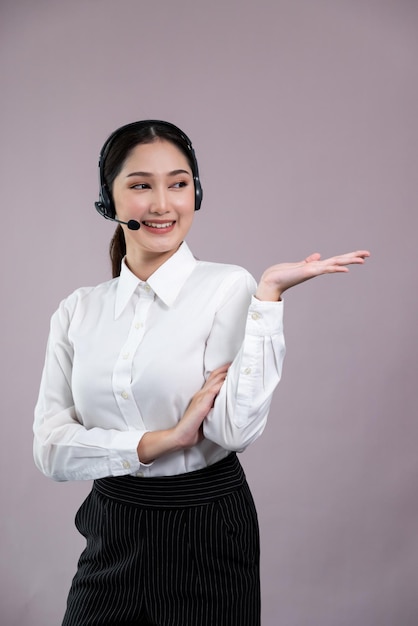 Asiatischer Operator mit formellem Anzug und Headset mit Handgeste Begeistert