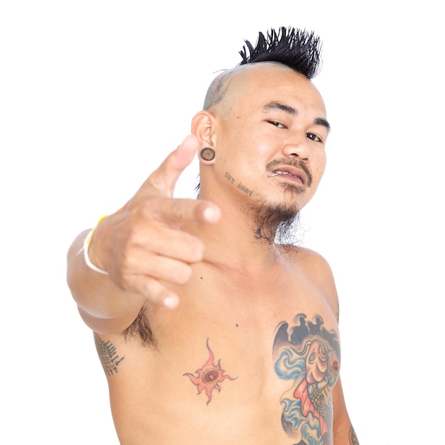 asiatischer Punk-Typ mit Mohawk-Frisur, Piercing und Tätowierung lokalisiert auf einem weißen Hintergrund