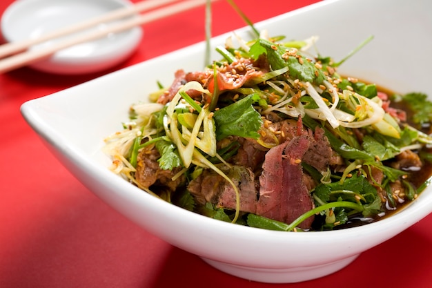 Asiatischer Salat mit Fleischstreifen