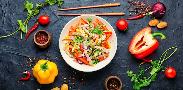 Asiatischer Salat mit Gemüse und Fleisch