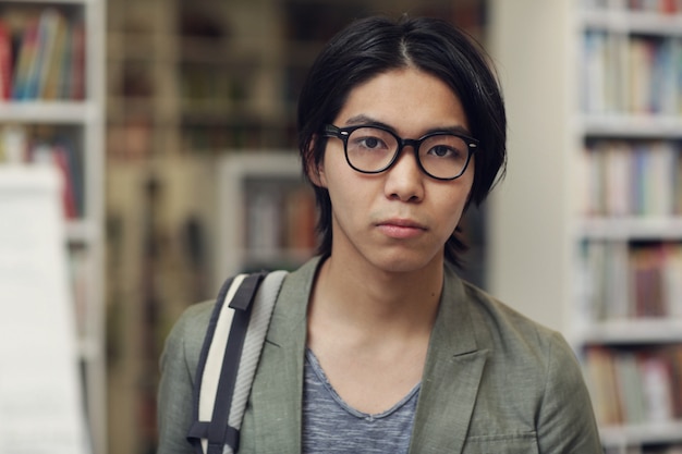 Asiatischer Student in der Bibliothek