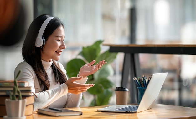 Asiatischer Student sitzt im Coworkspace und studiert online mit Laptop Student der Universität studiert Online-Online-Web-Bildungskonzept