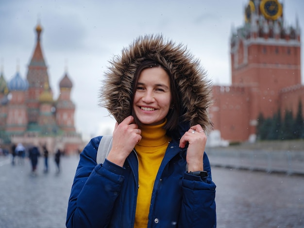Asiatischer Tourist in Reiseferien im Winter Moskau