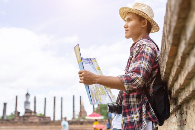 Asiatischer touristischer mann in historischem park sukhothai, thailand