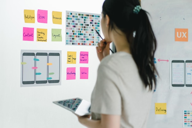 Asiatischer UX-Designer bewertet App-Prototypen mit Farbmustern