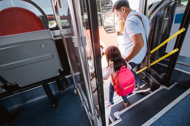Asiatischer Vater bringt seine Tochter mit öffentlichen Verkehrsmitteln zur Schule