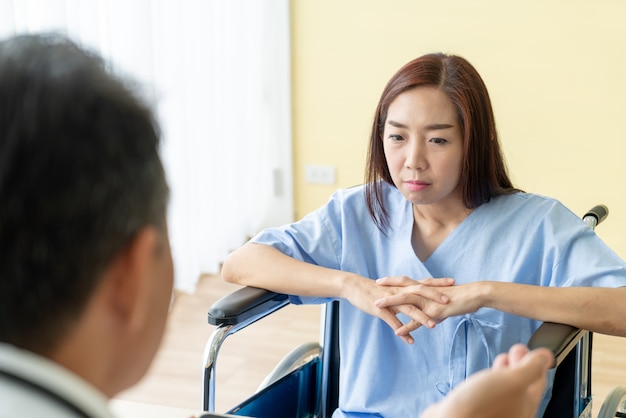 Asiatischer weiblicher Patient und Doktor sind Beratung