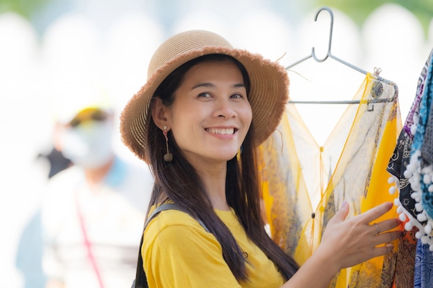 Asiatischer weiblicher Tourist, der lächelt.