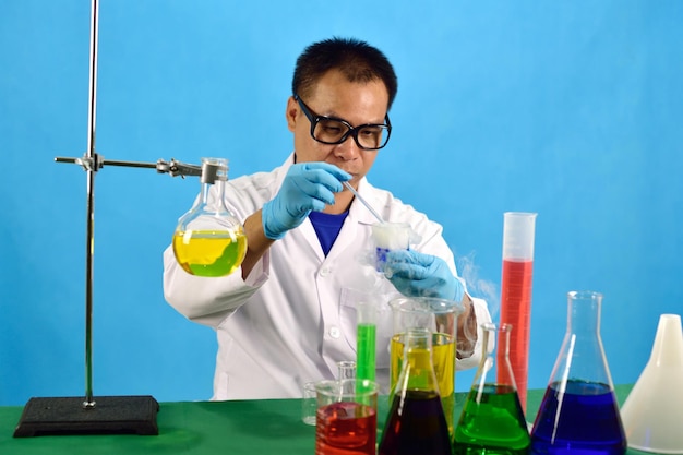 Asiatischer Wissenschaftler arbeitet mit Chemikalien in einem Forschungslabor
