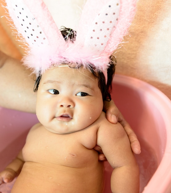 Foto asiatisches baby bad