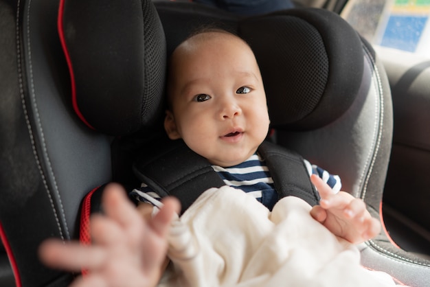 Asiatisches Baby im Autositz