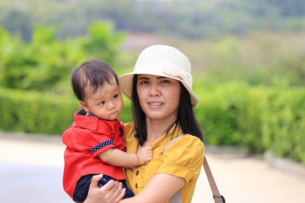Asiatisches Baby reist mit seiner Mutter im Urlaub.