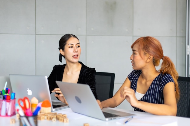 Asiatisches Business-Woaman-Team, das an Laptop-Computer im Konferenzraum arbeitet. Professionelle Geschäftsleute Brainstorming und Teamwork-Konzept.