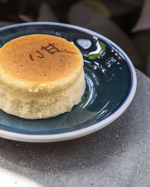 asiatisches Essen, Dessert, weißer Hintergrund, lateinische Frau, die den Keks in der Hand hält