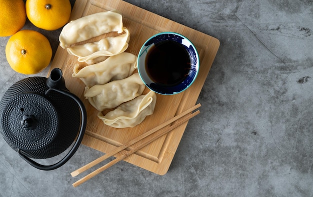 Asiatisches Essen Dim Sum mit Sojasauce auf Holzbrett Platz kopieren