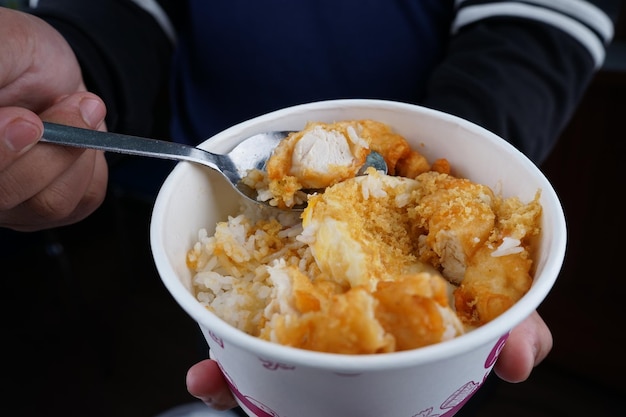 Foto asiatisches essen, eine schüssel reis mit leckerem fleisch knusprig und herzhaft