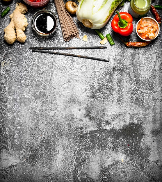 Asiatisches Essen. Eine Vielzahl von Zutaten zum Kochen von asiatischem Essen auf rustikalem Hintergrund.