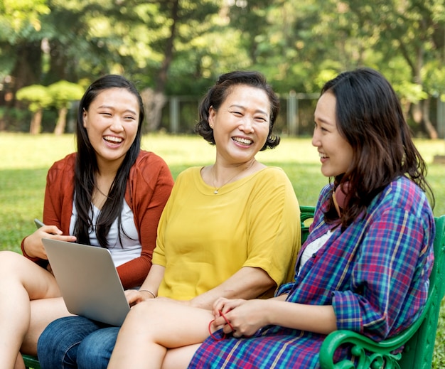 Asiatisches Familien-entspannendes Lebensstil-Konzept