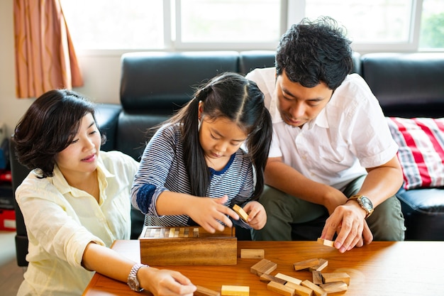 Asiatisches Familienglück zusammen mit ihrem Sohn.