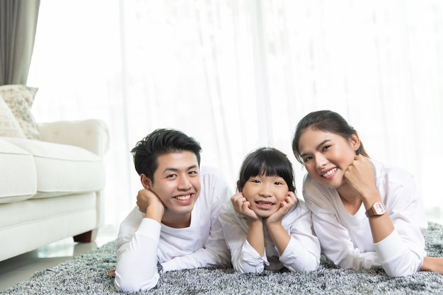 Asiatisches Familienporträt mit lächelndem Blick der glücklichen Menschen Kamera im meinem Haus.