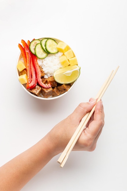 Asiatisches Gericht Ramen und Schüssel mit Tofu-Gurken-Paprika-Mango und Limette auf weißem Hintergrund