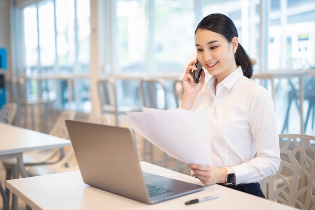 Asiatisches Geschäftsmädchen mit Laptop-Erfolg glückliche Pose E-Commerce-Universitätsausbildung