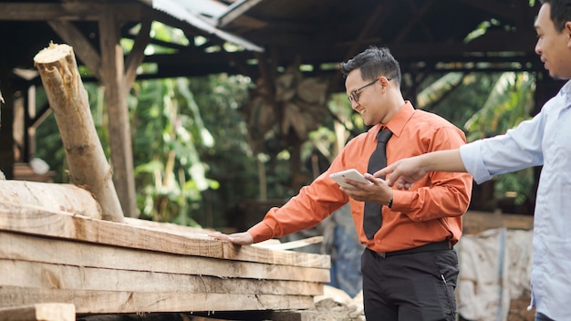 Asiatisches Geschäftsmannholzhandwerk