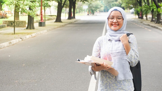 Asiatisches Hijab-Mädchen, das an der Universität studiert