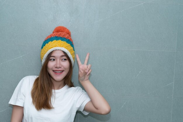 Asiatisches Hipster-Mädchen posiert für ein FotoLifestyle moderner FrauenThai im Hippie-Stil