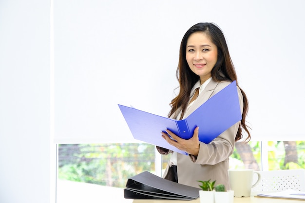 Asiatisches Innenporträt der Geschäftsfrau