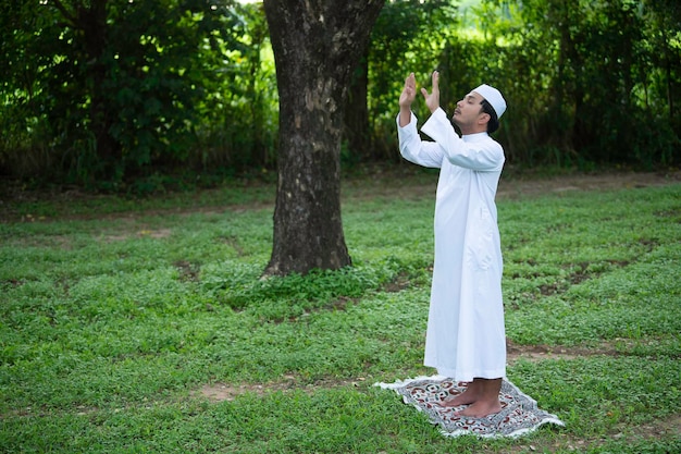 Asiatisches Islam-Mann-Gebet, junge Muslime beten, Ramadan-Festival-Konzept