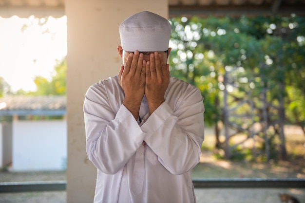 Asiatisches Islam-Mann-GebetJunge Muslime beten Ramadan-Festival-Konzept