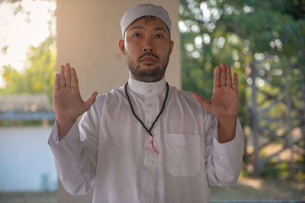 Foto asiatisches islam-mann-gebetjunge muslime beten ramadan-festival-konzept